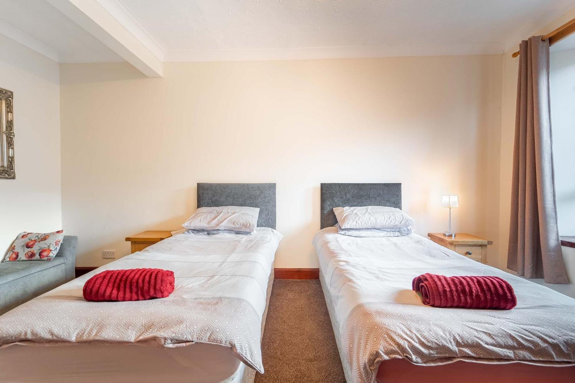 Prime Location Rooms In High Street Форт Уилям Екстериор снимка