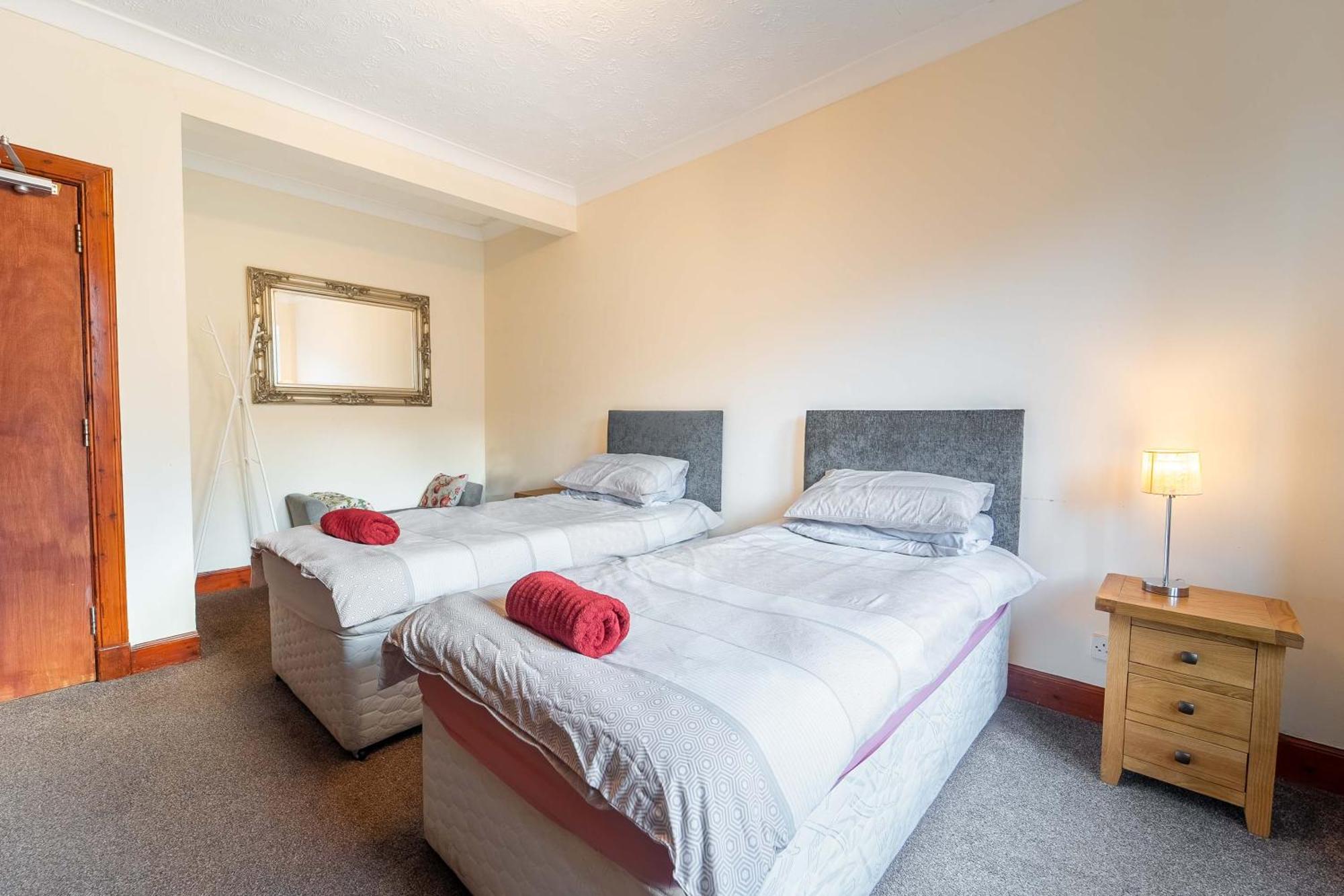 Prime Location Rooms In High Street Форт Уилям Екстериор снимка
